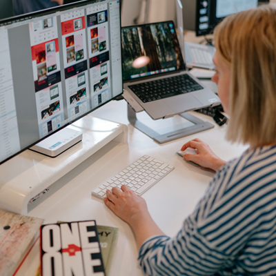 designer in presentation design studio